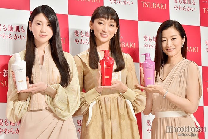 左から:三吉彩花、杏、鈴木京香