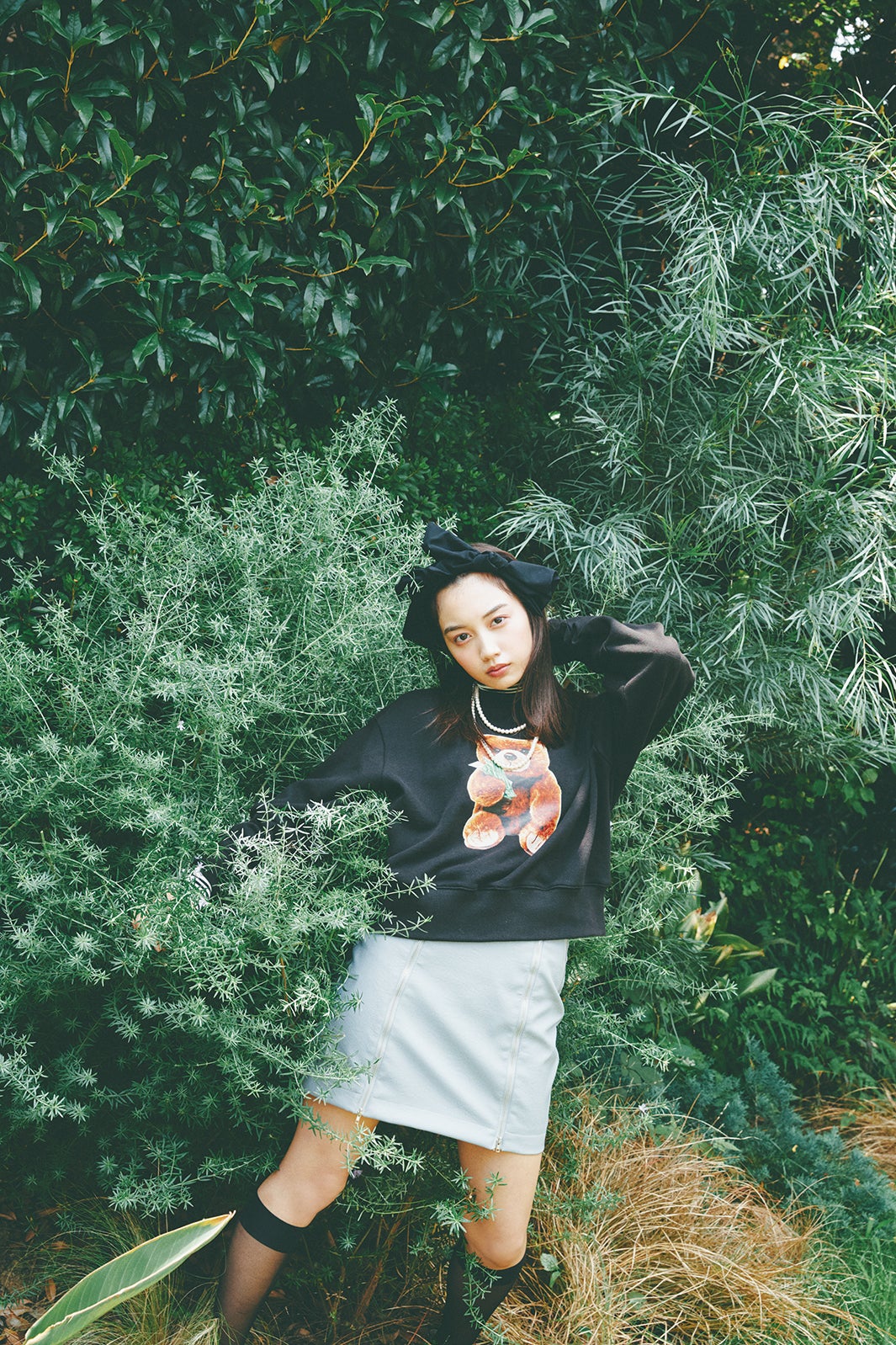 黒木ひかり、ミニスカで美脚チラリ　デコ出しショットにドキッ