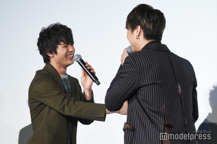 「そろそろグーで殴るぞ(笑)!」と板垣瑞生に詰め寄るTAKAHIRO(C)モデルプレス