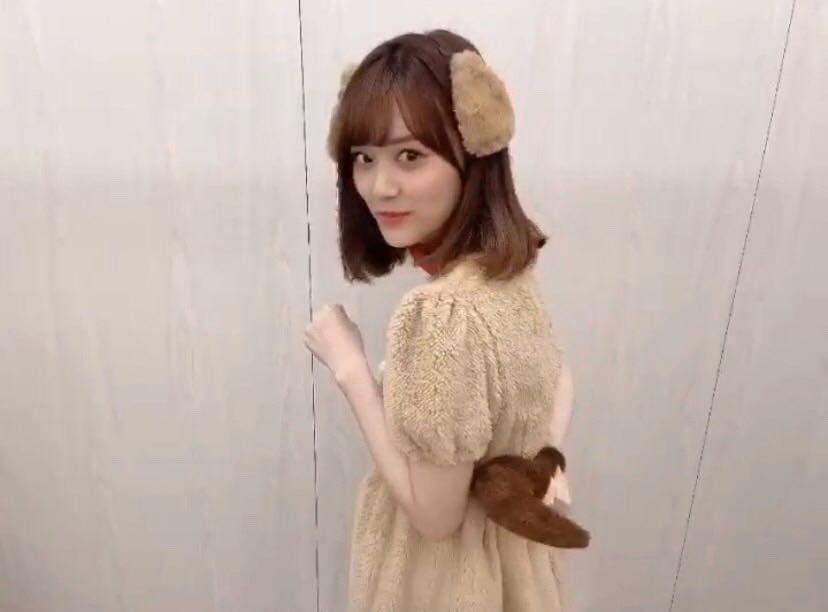 しっぽが気になるワンコ山下美月（提供写真）