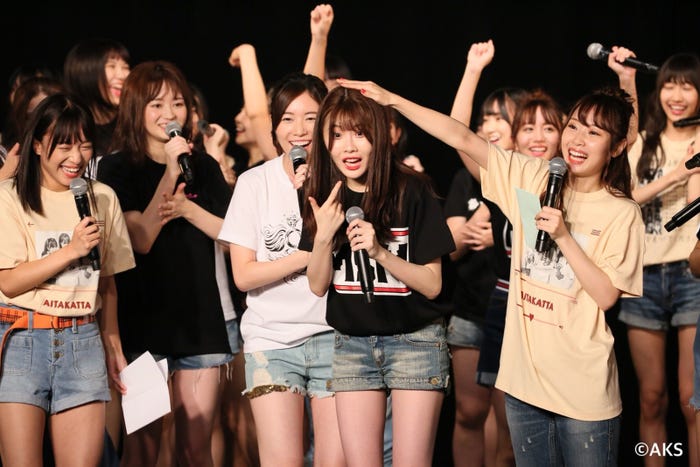 周囲に祝福される谷真理佳(C)AKS