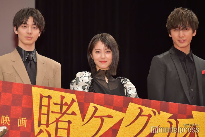 藤井流星（右）と高杉真宙（左）が食事に…「楽しかったですか？」と心配した浜辺美波（中央）（C）モデルプレス