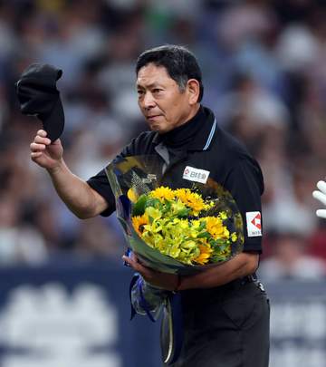 真鍋勝己審判員が通算3000試合出場を達成 五回終了時に花束を贈られる 場内が拍手で祝福 オリックス－ロッテ戦