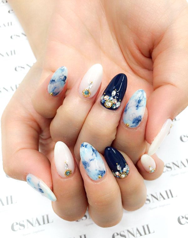 人気のマーブル柄／画像提供：esNAIL