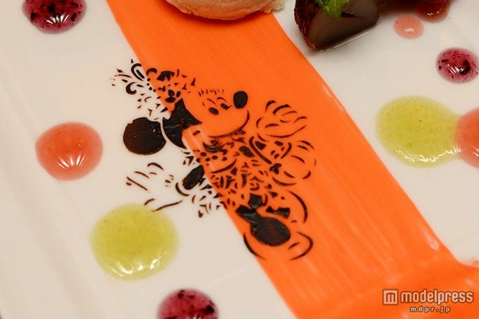 「“ディズニー・ハロウィーン”デザートセット オリジナルティーストレーナー付き」