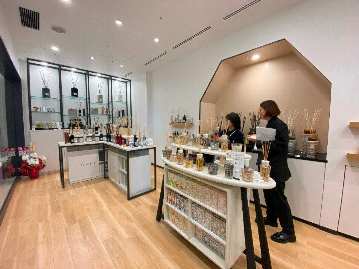 大小のルームフレグランスがずらりと並ぶ「リナーリ バオバブコレクション」。専門性の高いショップが多い印象