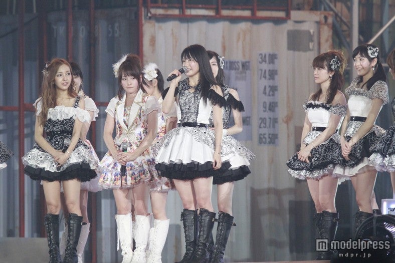 チームAキャプテンに任命された横山由依（中央）／「AKB48 2013真夏のドームツアー～まだまだ、やらなきゃいけないことがある～」福岡公演2日目より（C）AKS