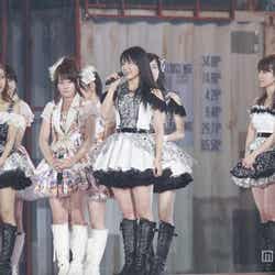 チームAキャプテンに任命された横山由依(中央)/「AKB48 2013真夏のドームツアー~まだまだ、やらなきゃいけないことがある~」福岡公演2日目より(C)AKS