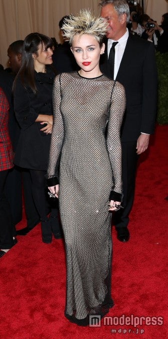 マイリー・サイラス、幽霊屋敷で恐怖体験「シャワーをのぞかれた」