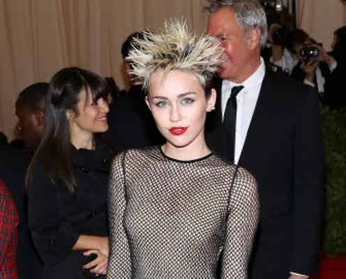 マイリー・サイラス、幽霊屋敷で恐怖体験「シャワーをのぞかれた」