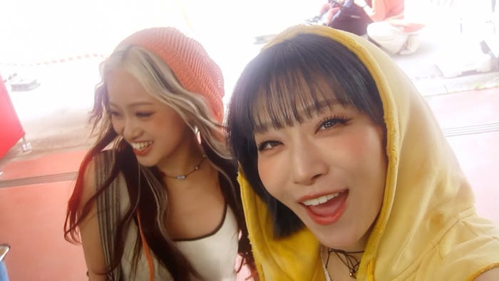 YURI、JISOO「マックに甘いの飲みにこない?リニューアル」篇CMカット(提供写真)