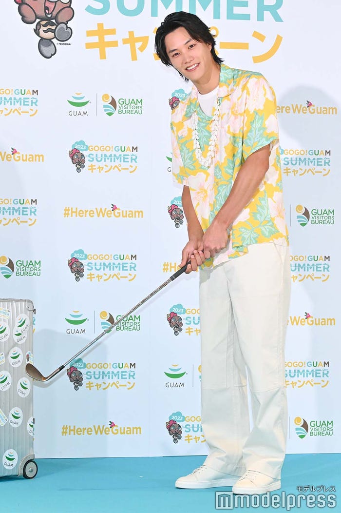 マイクラブでゲームに挑戦する鈴木伸之(C)モデルプレス