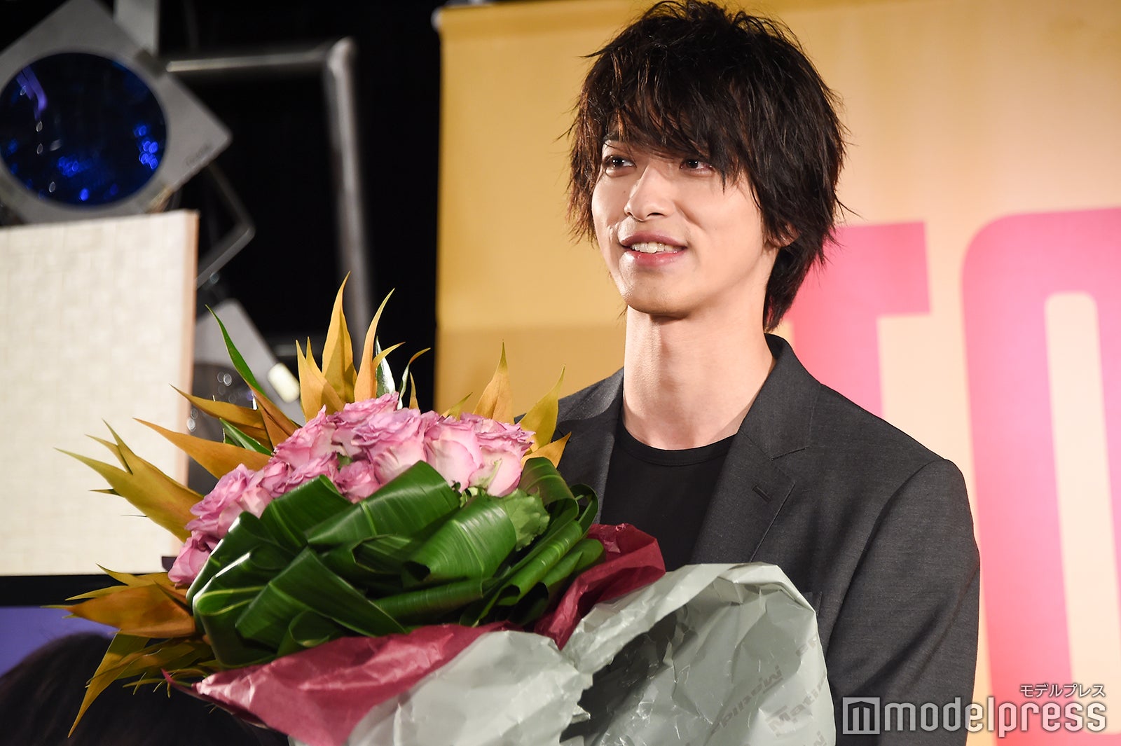 サプライズで花束をもらう横浜流星 （C）モデルプレス