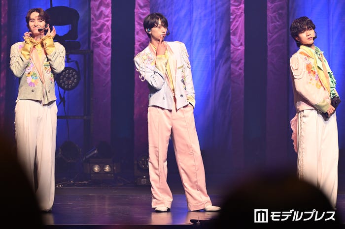 “メロイ顔”をする高岡ミロ、近藤駿太、武田創世(C)モデルプレス