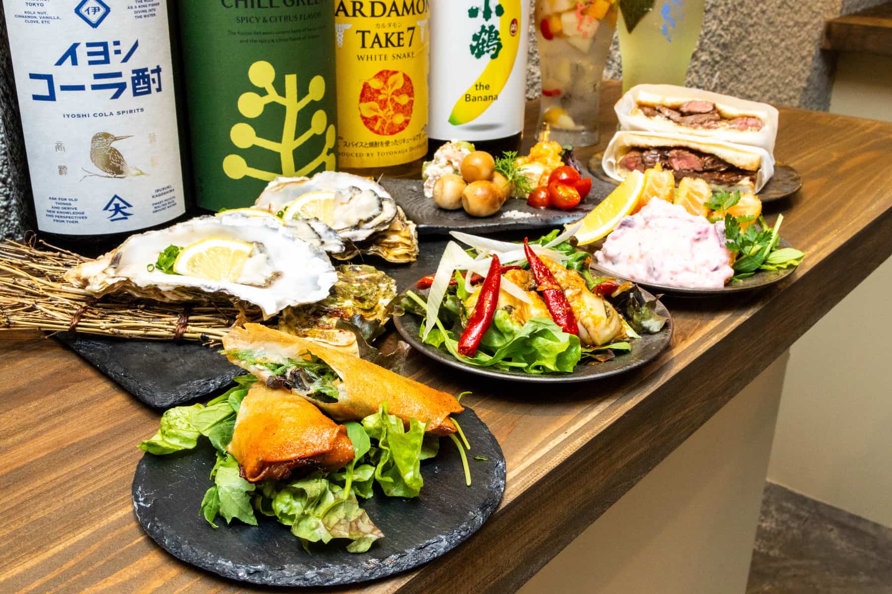 生牡蠣が1個319円!? なんば・千日前に立ち飲み酒場「スタンド わけわけ」誕生！