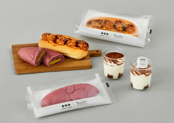 (上から)「ヤンニョムチキンチーズサンド」520円、「カップ ティラミス」500円、「サツマイモパン」380円(提供画像)
