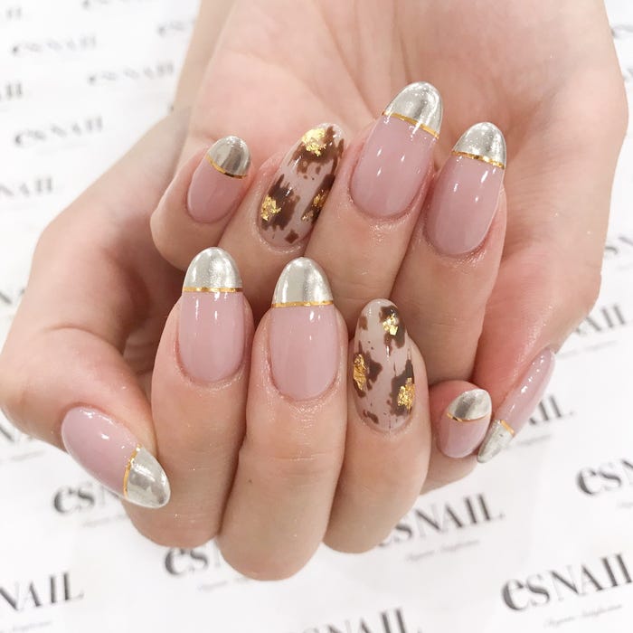 レオパード×ミラーネイルもくすみカラーなら大人可愛い印象に(画像提供:esNAIL)