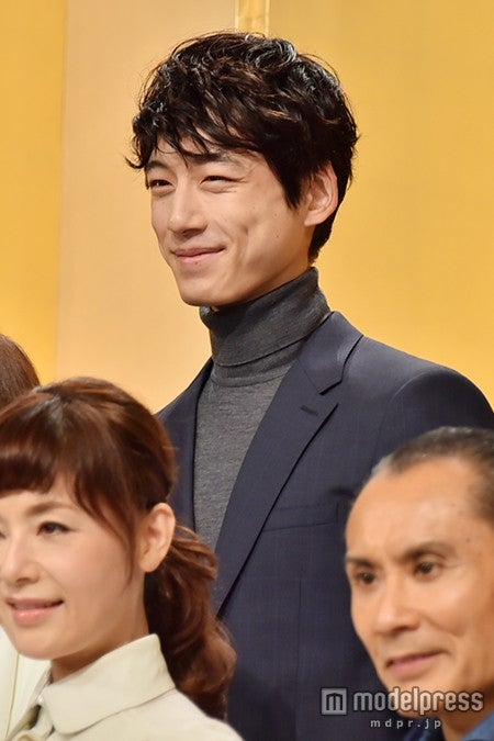 坂口健太郎 朝ドラ とと姉ちゃん 初登場で 待ってました の声 イケメン封印で ヲタク男子 に モデルプレス