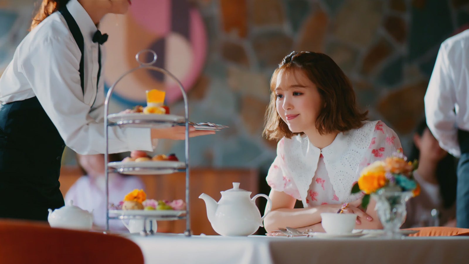 藤田ニコル／TVCM「ま～るく盛れる着やせブラ 欲張りにこるん篇」より（提供写真）