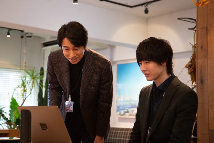 眞島秀和、桜田通/「パーフェクトクライム」第4話より(C)ABCテレビ