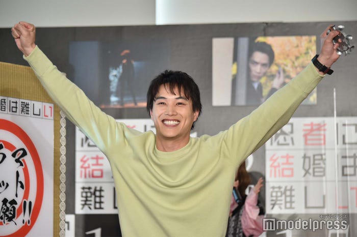 的中でガッツポーズを決める鈴木伸之 (C)モデルプレス