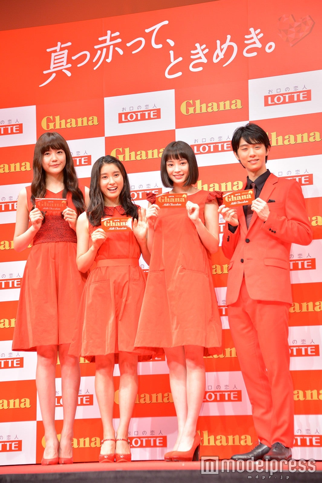 （左より）松井愛莉、土屋太鳳、広瀬すず、羽生結弦選手（C）モデルプレス