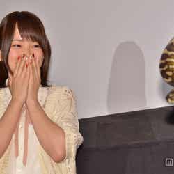 サプライズで登場したニシキヘビに怯えるAKB48の川栄李奈