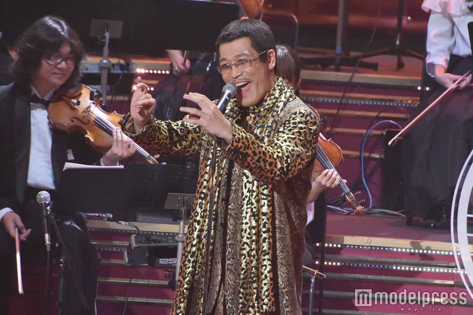 ピコ太郎「PPAP」特別バージョン披露 “新調”ヒョウ柄スーツで「宇宙行っちゃいました！」＜レコ大＞