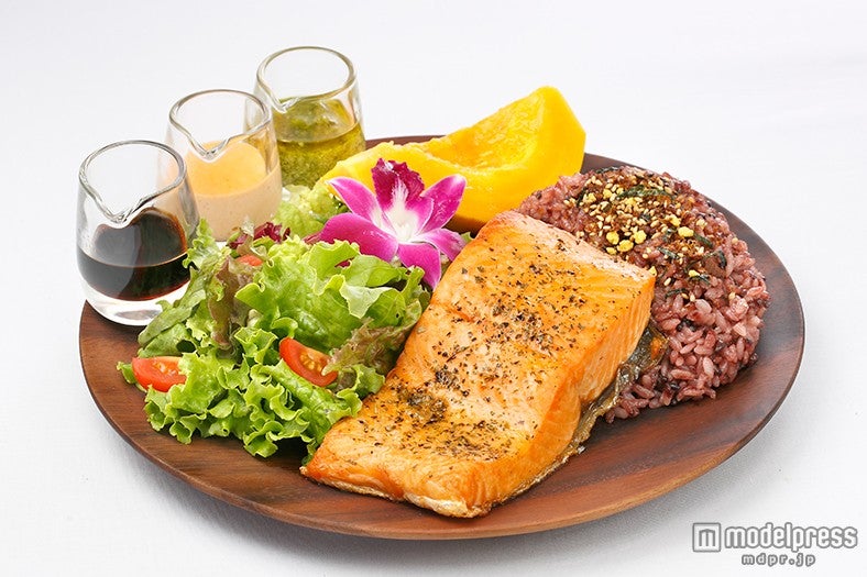 「グリルドサーモンプレート」（台場店限定）1780円／画像提供：アイランドヴィンテージコーヒージャパン