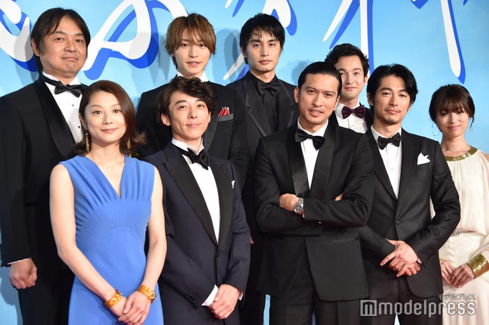 (前列左から)小池栄子、高橋一生、長瀬智也、ディーン・フジオカ、深田恭子(後列左から)本木克英監督、阿部顕嵐、中村蒼、浅利陽介(C)モデルプレス