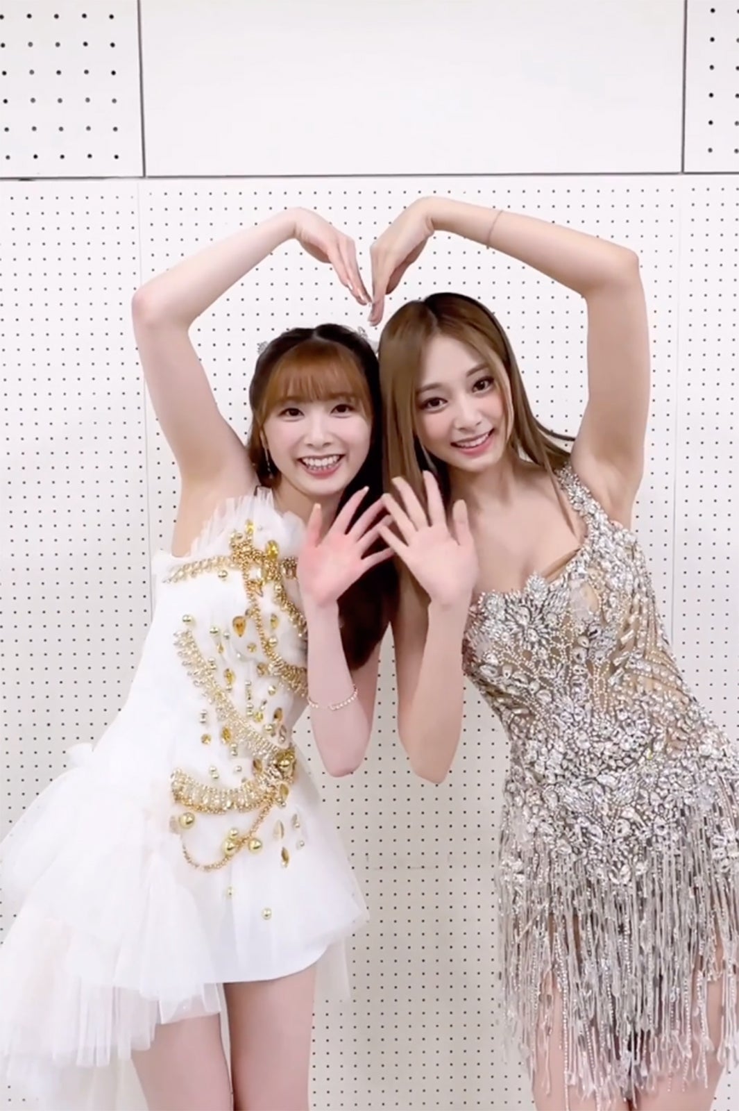 NiziUミイヒ“大ファン”TWICEツウィとダンスコラボ「努力の結晶」「美の共演」と反響