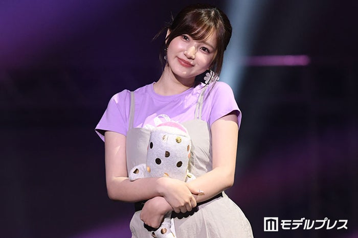 登録者数140万超美人YouTuber「ちょっと背が高くなった日」美脚スラリのビッグカーディガンコーデ公開「スタイル異次元」「脚が綺麗すぎる」の声