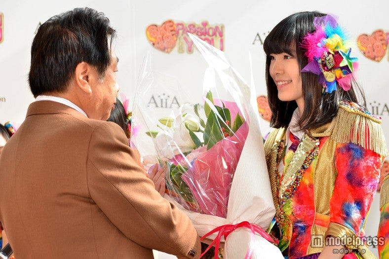 アイア株式会社・萩島宏社長（左）より花束を受け取る松井珠理奈（右）