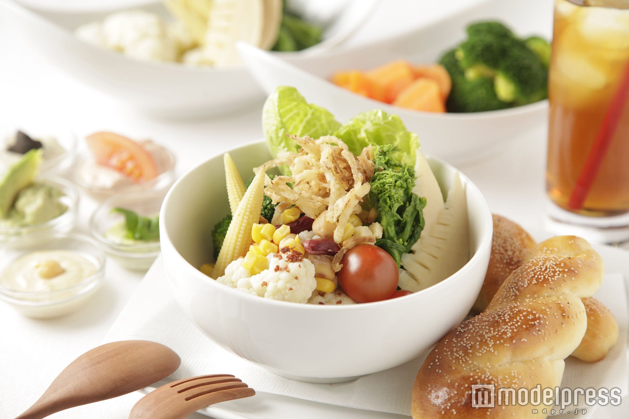 「サラダボウル 天然酵母パンセット」900円／画像提供：キユーピー