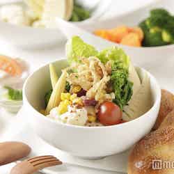 「サラダボウル 天然酵母パンセット」900円/画像提供:キユーピー