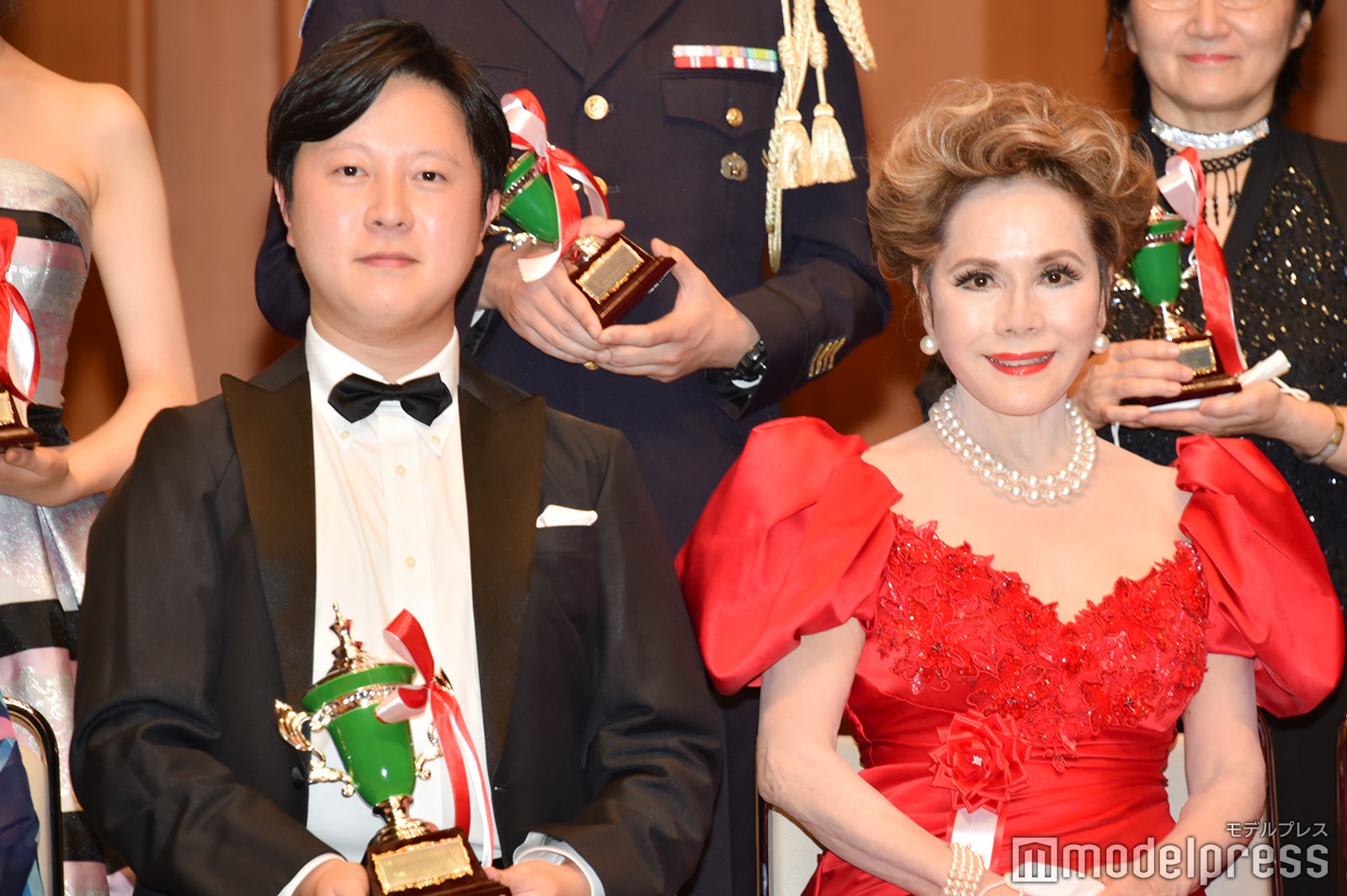 新井貴盛さん、デヴィ夫人 （C）モデルプレス