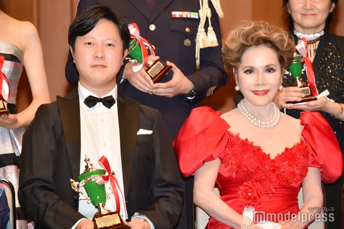 新井貴盛さん、デヴィ夫人 (C)モデルプレス