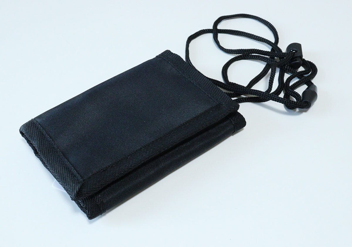 ダイソーの紐付キッズ三つ折りウォレット（ブラック）のビジュアル
