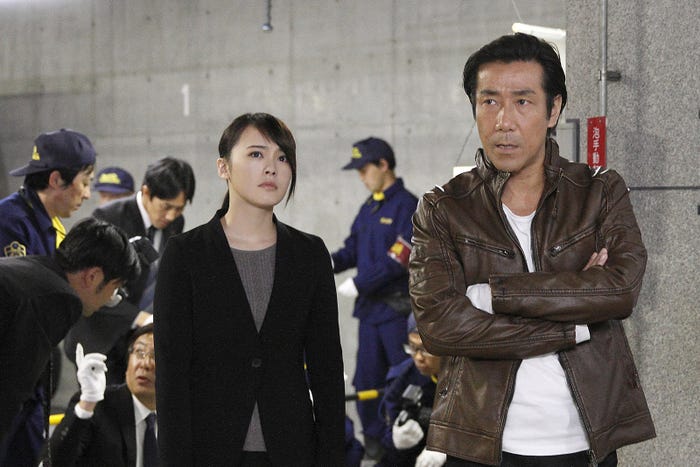 貫地谷しほり、岸谷五朗(C)テレビ朝日