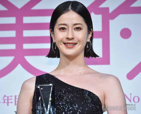 松本若菜、大胆ドレスで「ベストビューティウーマン」受賞 “女優っぽい”と思う瞬間明かす
