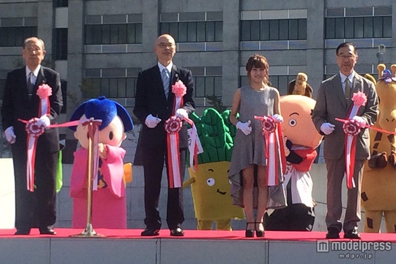 テープカットにも参加（右から2番目）