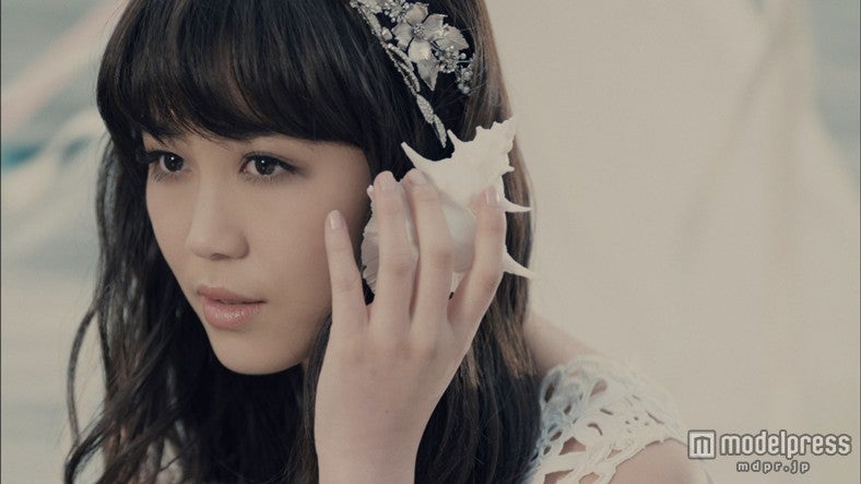 鷲尾伶菜／「Blue Sky Blue」MVより