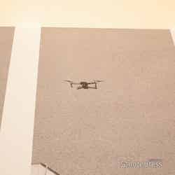 白黒写真をよく見るとその時代にはないドローンが飛んでいるという遊び心もホテルインディゴらしい/ホテルインディゴ箱根強羅(C)モデルプレス