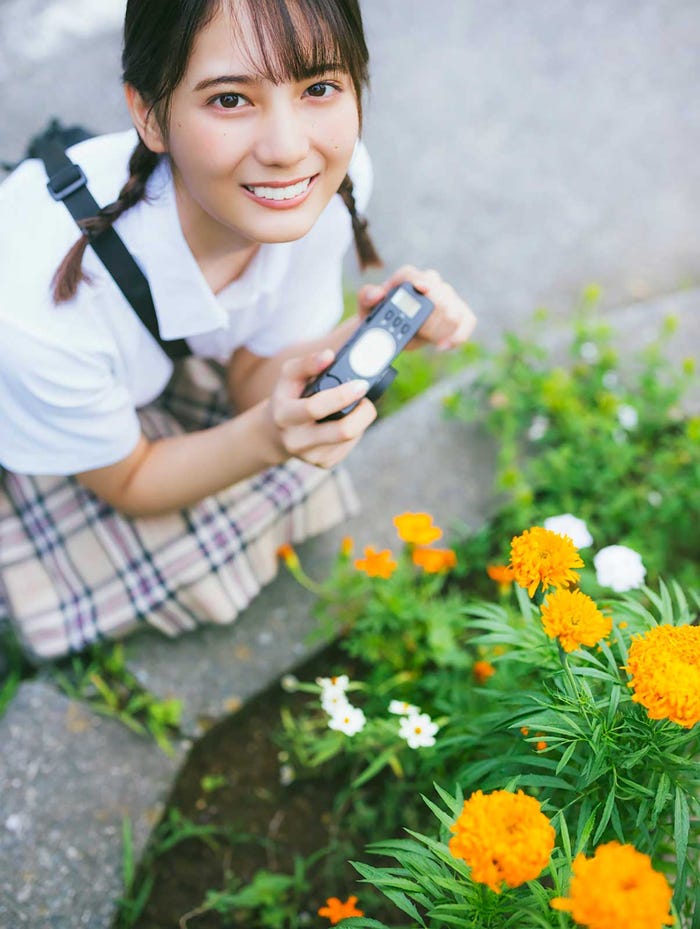 小坂菜緒1st写真集『君は誰?』紀伊國屋書店梅田本店パネル展「花と君」/撮影:藤原宏