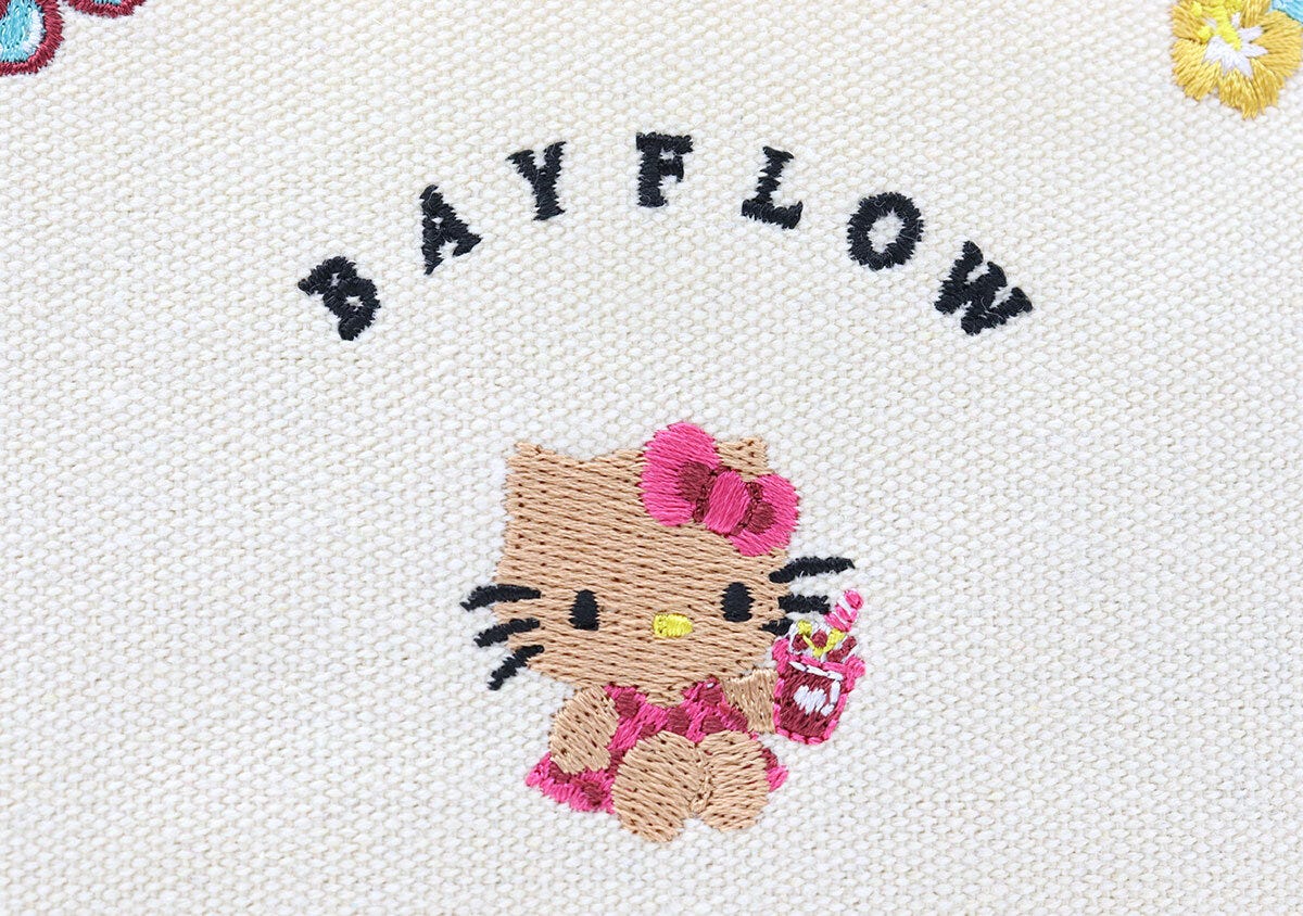 トートバッグに刺繍されたハローキティとBAYFLOWロゴのアップ