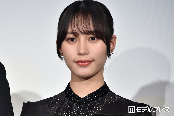 南沙良、色白美脚際立つメンズライクコーデ着こなしに反響「小物使いがオシャレ」「透明感溢れてる」