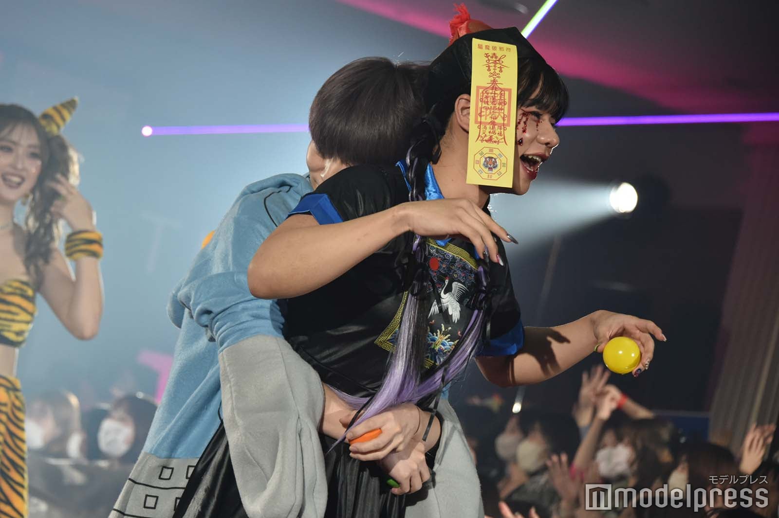 ジュキヤ、ウチら3姉妹・とうあをバックハグしたまま離れず 仲良しぶりにファン沸く＜TGC Halloween＞