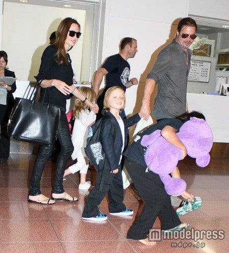 脱げてしまったビーサンを慌ててはいているパックス君を笑顔で見守るブラピとアンジー。