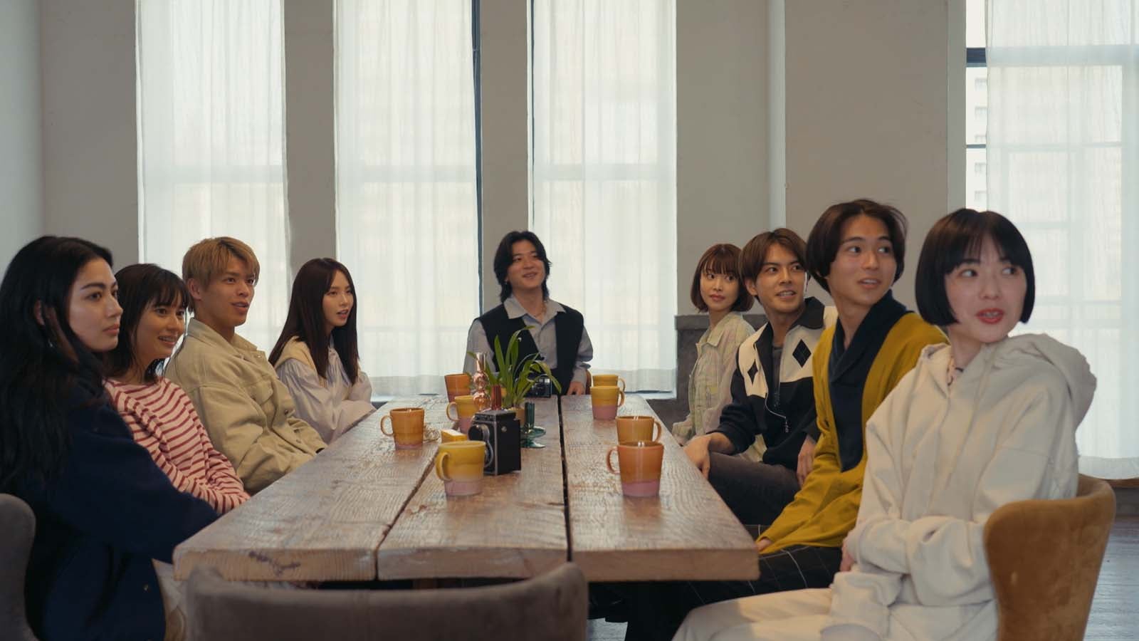 （左から時計回りに）ギャビー、大久保桜子、白鳥大珠、西村歩乃果、Who-ya、JU!iE、中尾暢樹、米村知希、Mikako／Netflix「オオカミちゃんには騙されない」第4話（C）Netflix