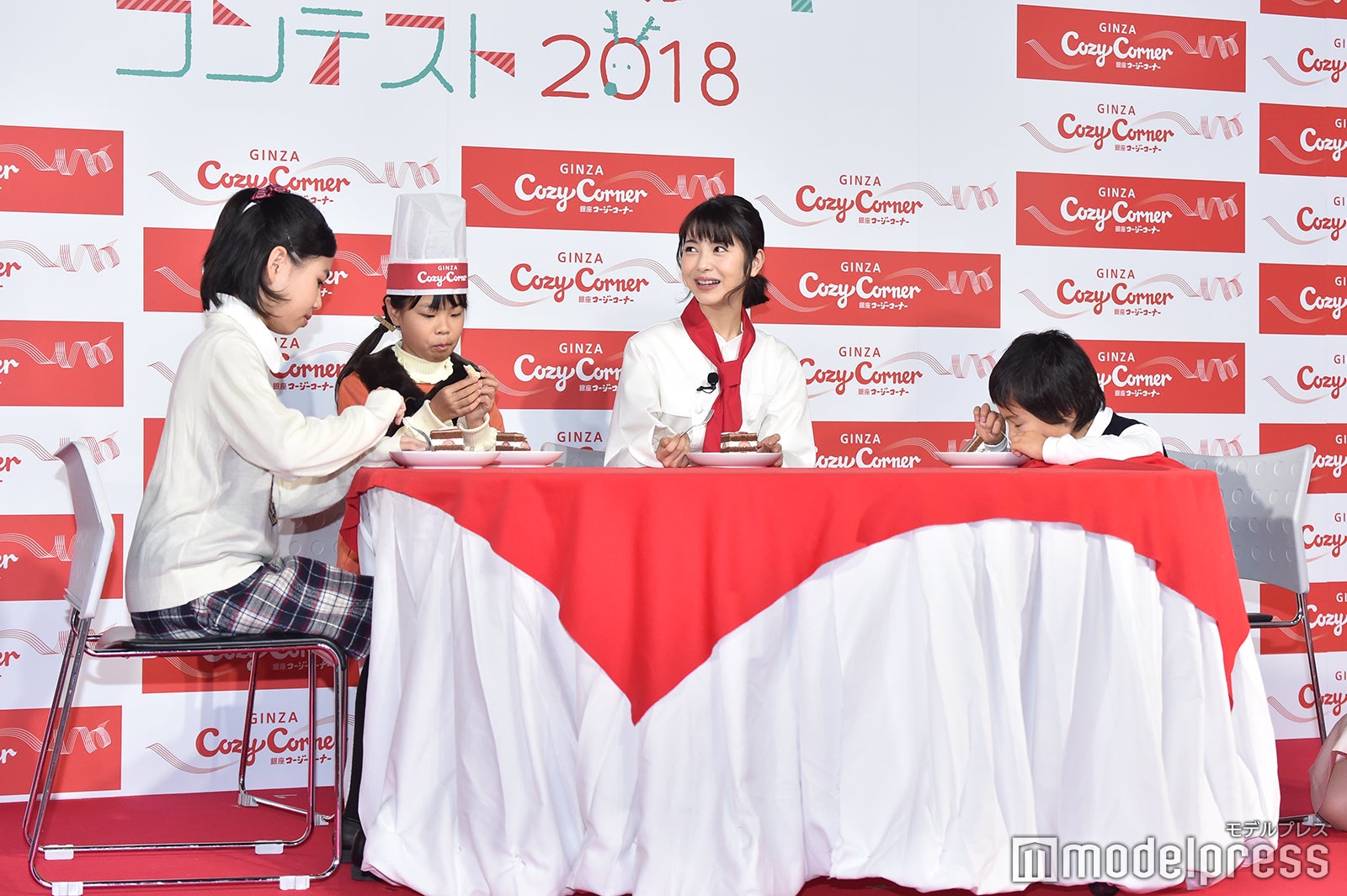 浜辺美波（中央）／イベントの様子（C）モデルプレス